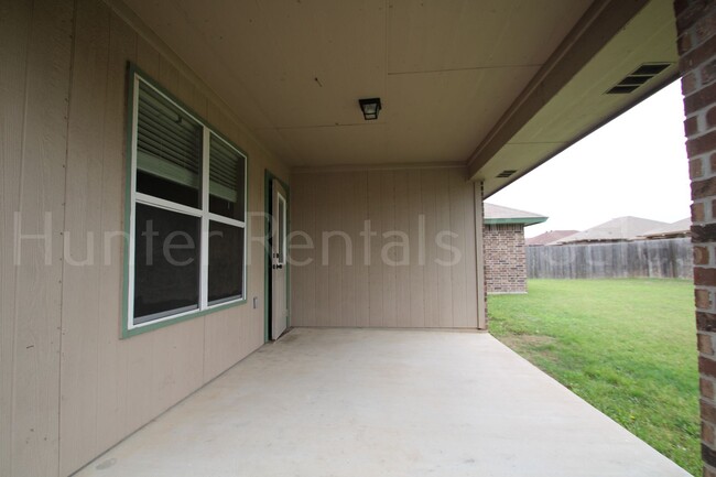 Building Photo - Spacious Three-Bedroom!
