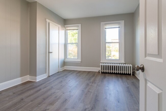Building Photo - 3 bedroom, 1 bathroom row home located in ...