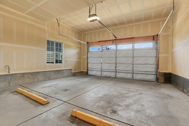 Building Photo - $3,325.00, 4 Beds, 2.5 Baths, Single Famil...