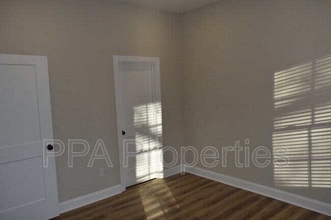 Building Photo - 306 S First St