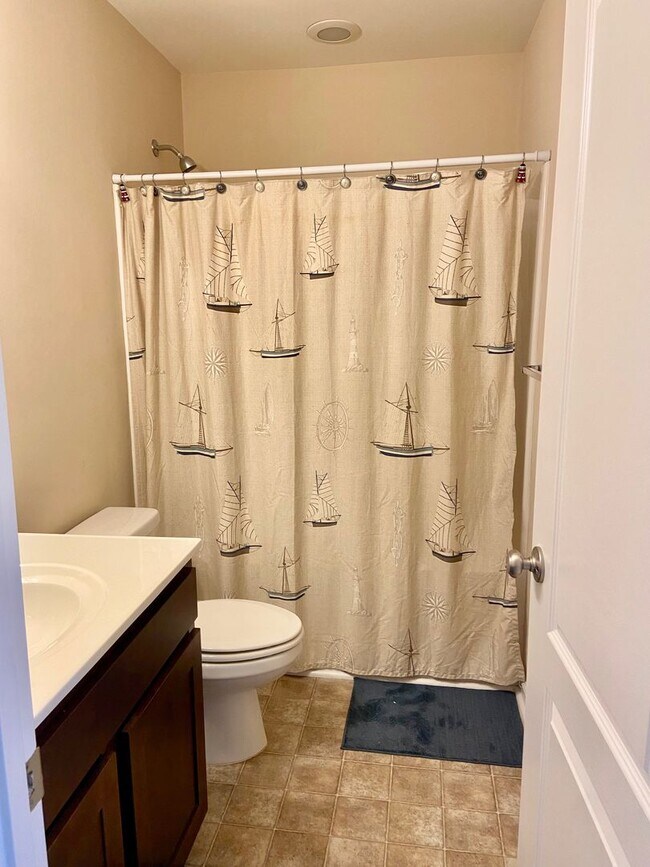 Building Photo - 4BD/3.5BA Gorgeous End Unit Townhouse with...