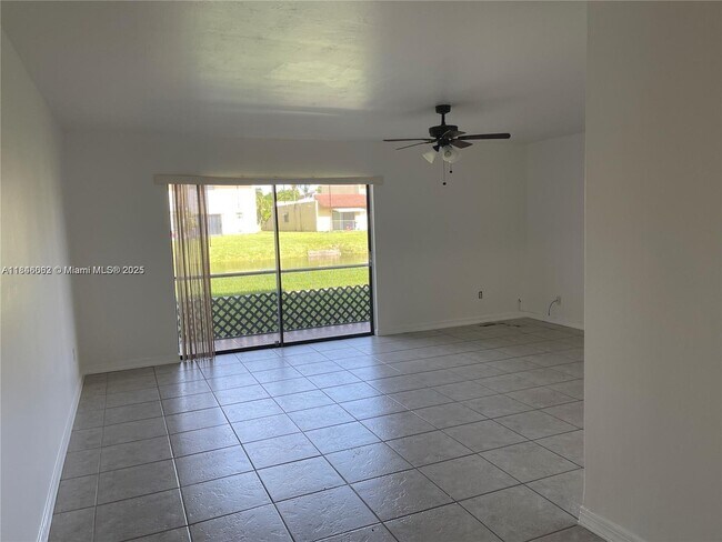 Building Photo - 10389 N Kendall Dr