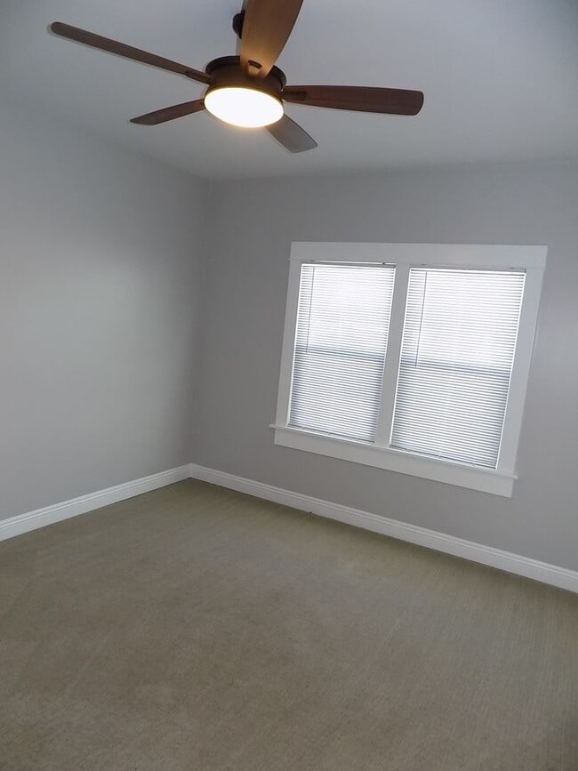 Building Photo - 3 Bedroom/2 Bathroom Craftsman | Master wi...