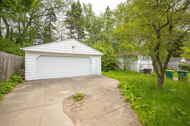 Building Photo - 3 Bedroom/1 bath Single House Maple Hts!!