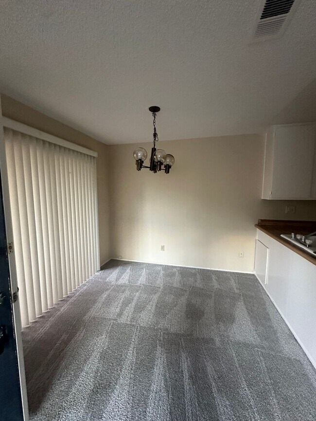 Building Photo - Beautiful & Large 2bd/ 2ba Condo