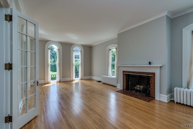 Building Photo - 160 Ten Eyck St