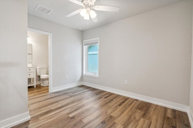 Building Photo - Live next to campus and all things Gainesv...