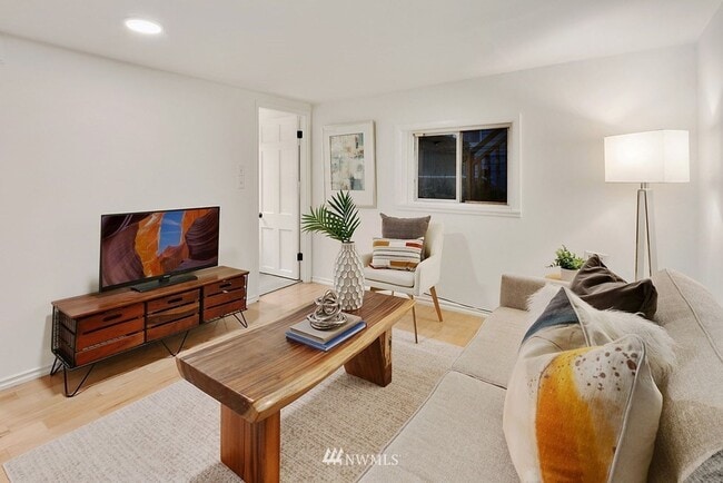 Building Photo - Charming 4BR 2BA Craftsman in Laurelhurst ...