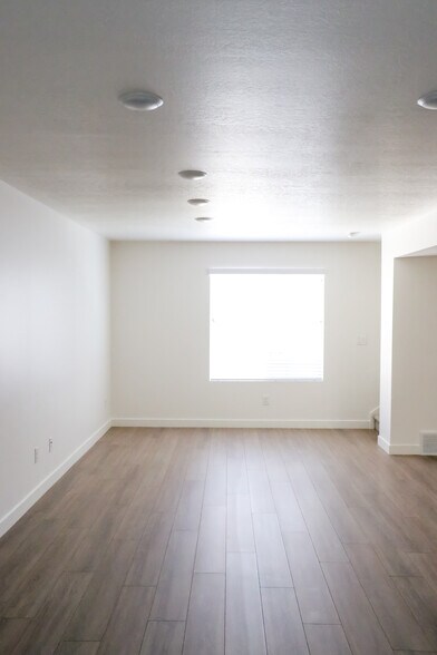 Building Photo - 182 S Bushnell Way