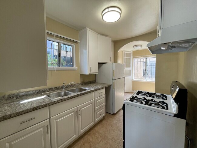 Building Photo - 736 Marine St