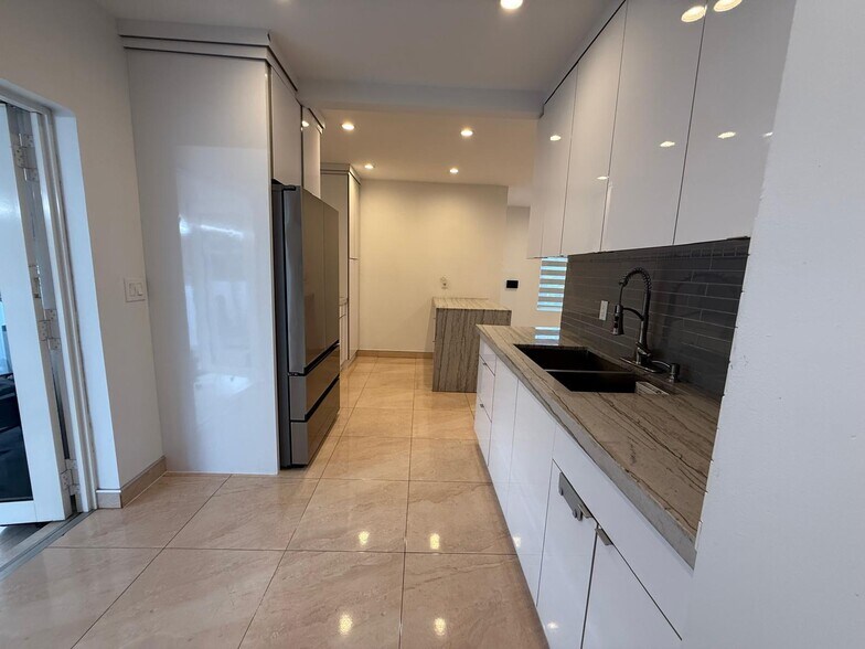 Building Photo - 120 W 63rd St