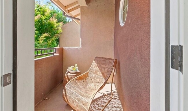 Building Photo - Spacious and Stylish 3 bedroom, 2.5  bath ...