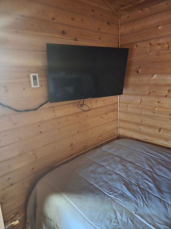 Building Photo - Fully furnished long term rental