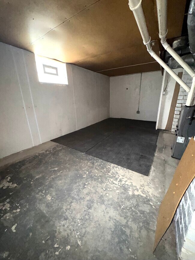 Building Photo - 567 N Walnut St