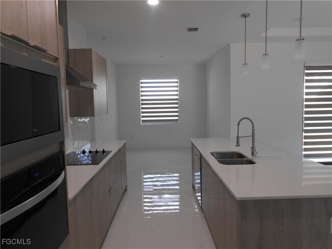 Building Photo - 6033 Kumquat Cir