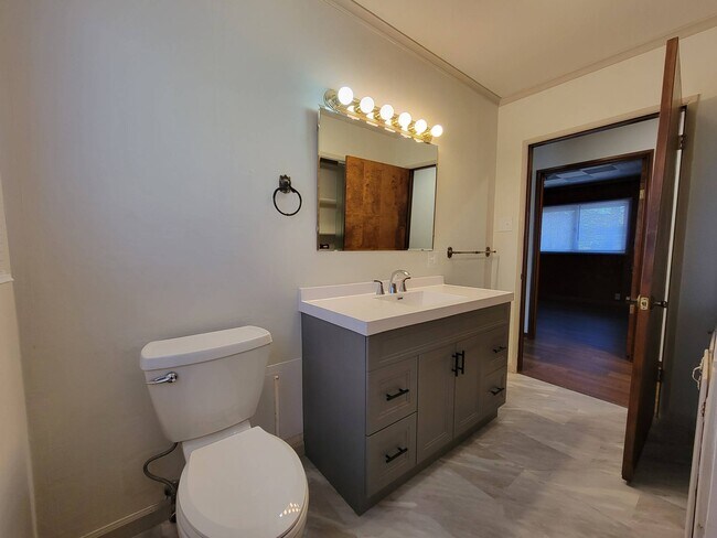 Building Photo - 477 Civitan St