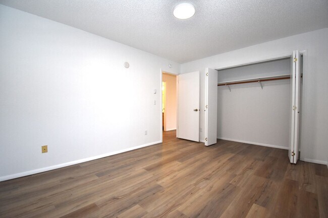 Building Photo - Newly Renovated! Top floor apartment! Close to MSU and downtown!