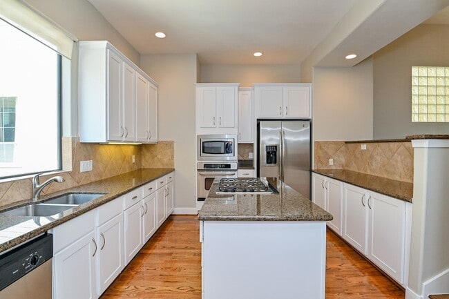 Building Photo - 5108 Lillian St