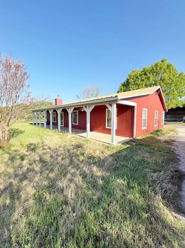 Building Photo - Nice 3 Bdrm 2 Bath Home in Decatur Texas