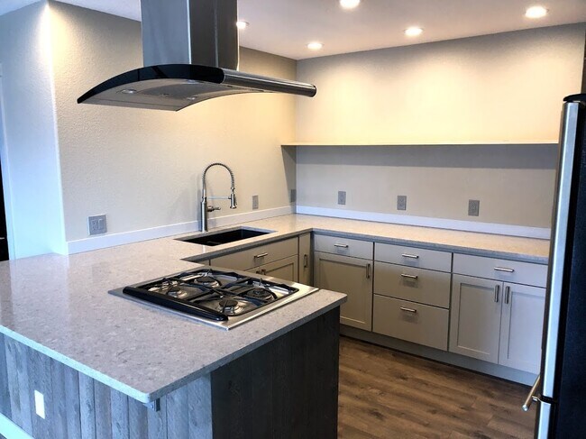 Building Photo - One of a Kind 2 Bed, 2 Bath Home with Gorgeous Mountain Views!