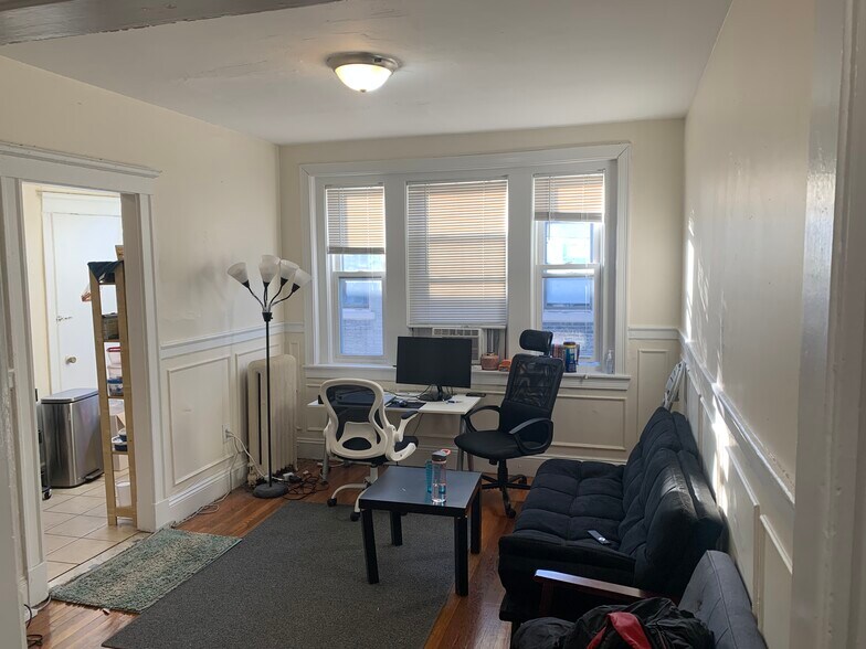 Building Photo - 245 Kelton St