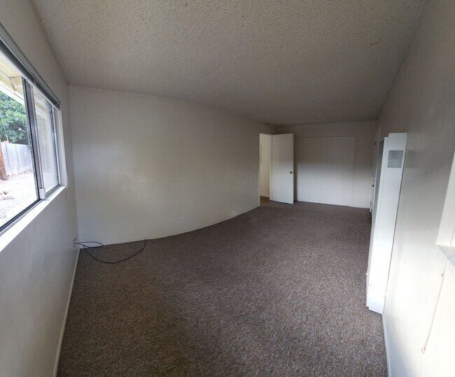 Building Photo - 4 bed 2 bath spacious home with 2 car garage in SLO!