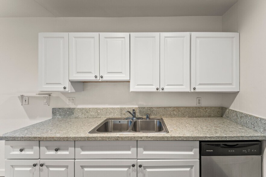 Building Photo - 5738 Woodman Ave