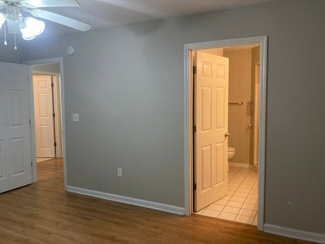 Building Photo - LOCATION LOCATION Location!  Close to Baptist Health Hospital, Shopping, & More