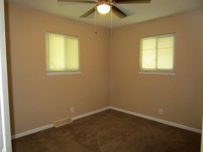 Building Photo - 25606 Hanover St