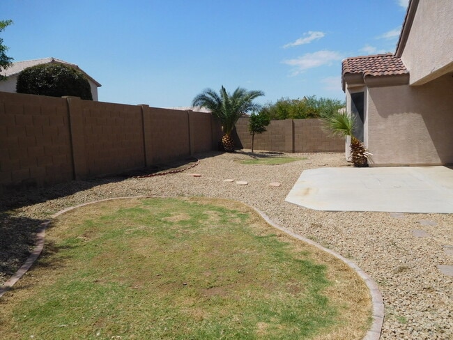 Building Photo - Lovely Single level with 4 Bed ,2 Bath and 3 Car Garage!