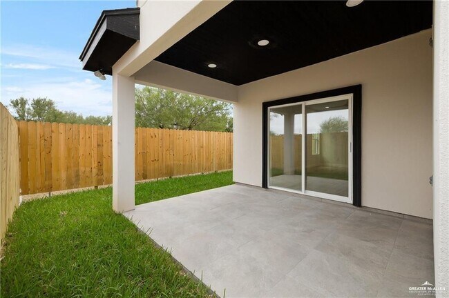 Building Photo - 17 E Solar Dr