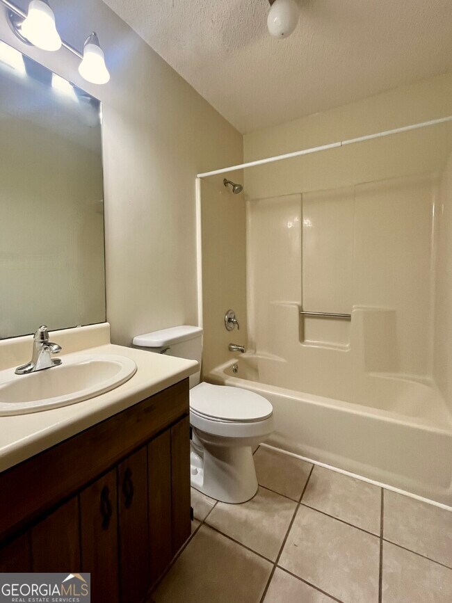 Building Photo - 204 Tanglewood Dr