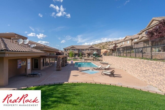 Building Photo - Beautiful 3 bedroom, 2.5 bathroom Townhome...