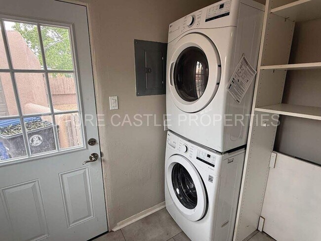 Building Photo - 1009 Bryn Mawr Dr NE