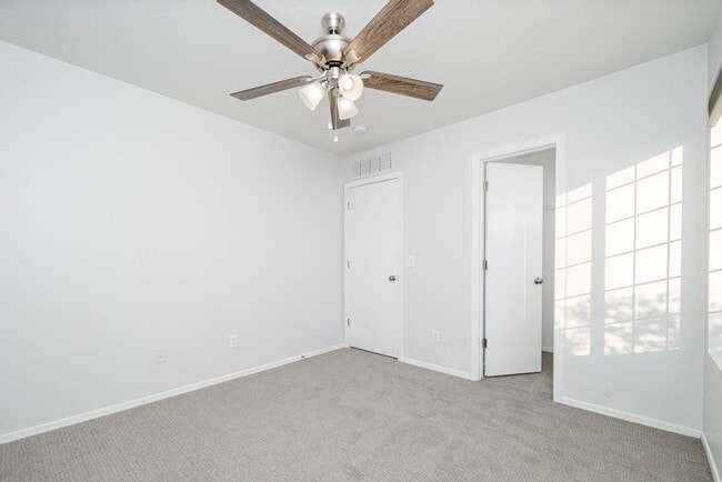 Building Photo - 4 bed, 2.5 bath, 2,251 sqft