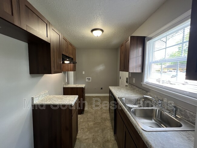 Building Photo - 1462 Robin Hood Ln