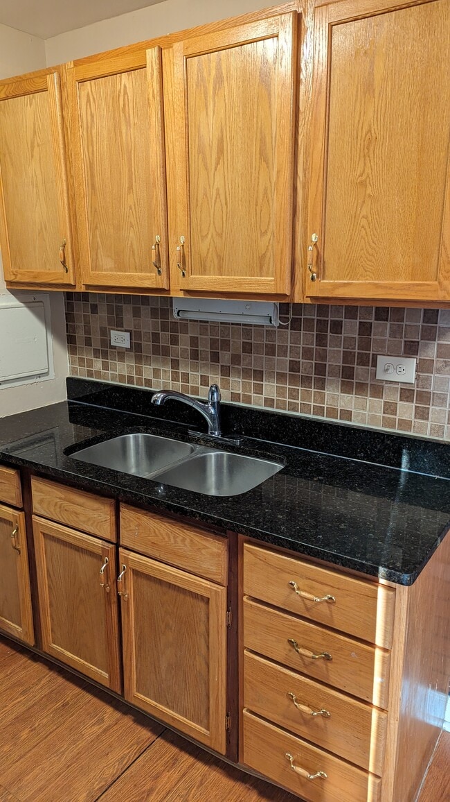 Building Photo - 860 E Old Willow Rd