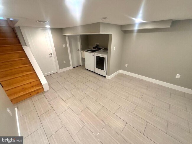 Building Photo - 533 Manton St