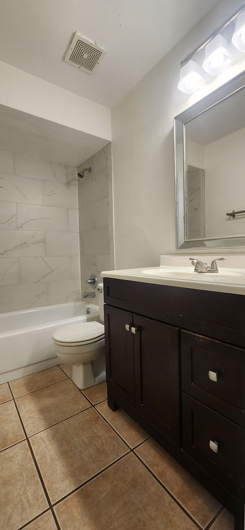 Building Photo - Charming 3 Bedroom, 2 Bathroom End-Unit Townhome in Cypress Pointe