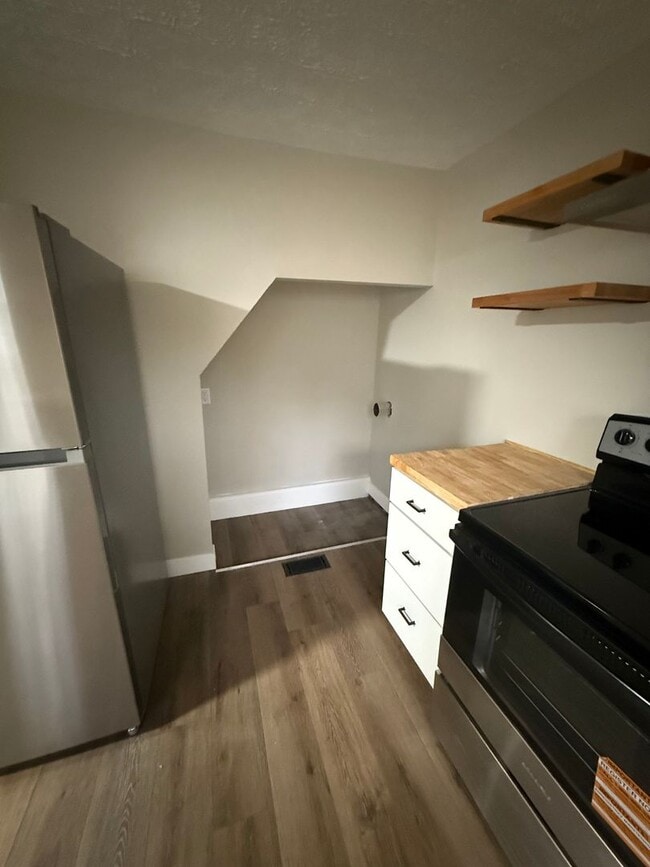 Building Photo - Welcome to this charming 3-bedroom, 2-bath...