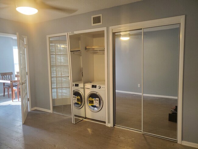 Master Bdrm Closet Wall and w/d - 2416 Wrld Pkwy Blvd