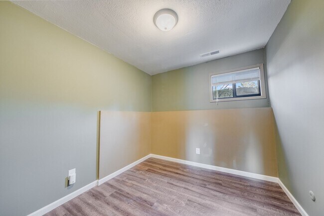 Building Photo - 2 bedroom 1 Bathroom Condo-