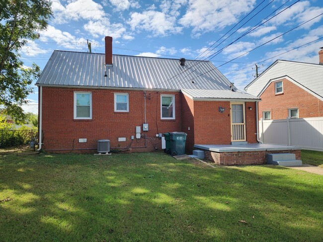 Building Photo - Incredible 2 Bedroom Ranch with Spacious 2 Car Garage!