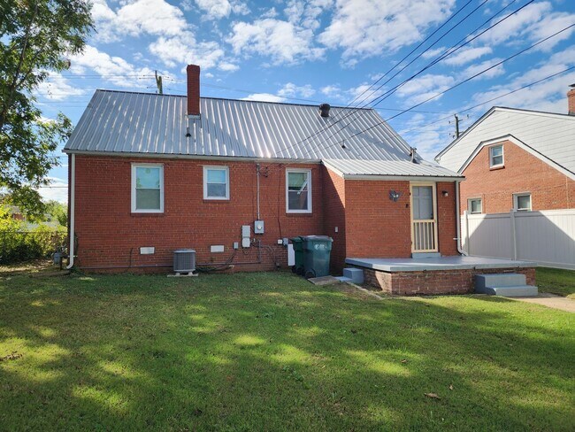 Building Photo - Incredible 3 Bedroom Ranch with Spacious 2...