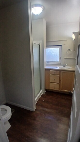 Building Photo - 628 N Linn St