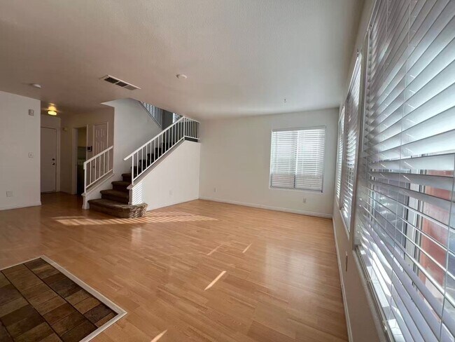 Building Photo - Stunning 5 bedroom, 2.5 bathroom home