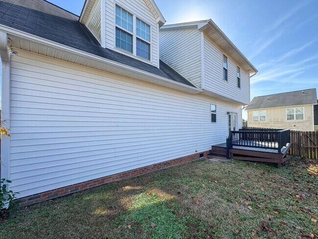 Building Photo - Beautiful 4 Bed 2.5 Bath Home with Fenced Backyard