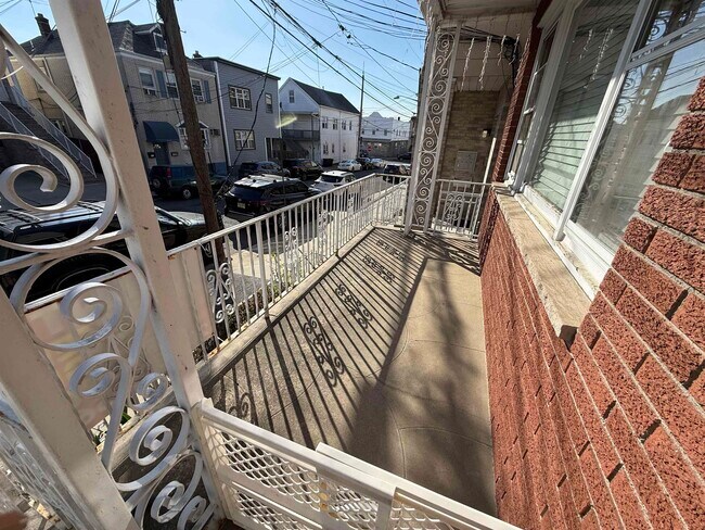 Building Photo - 129 W 20th St