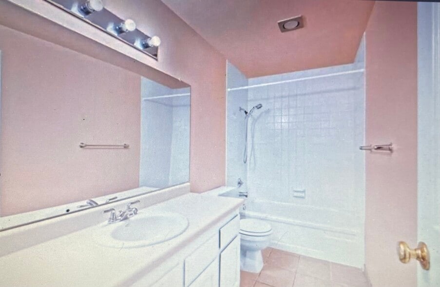 Building Photo - 15617 NE 18th St