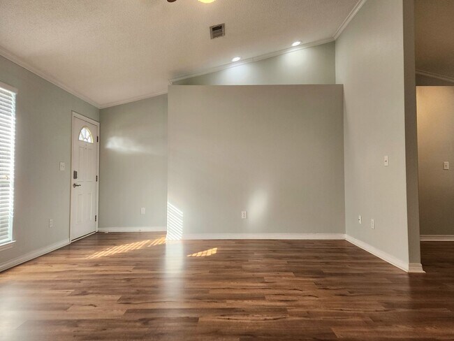 Building Photo - Adorable back yard in Gulf Shores - 3/2